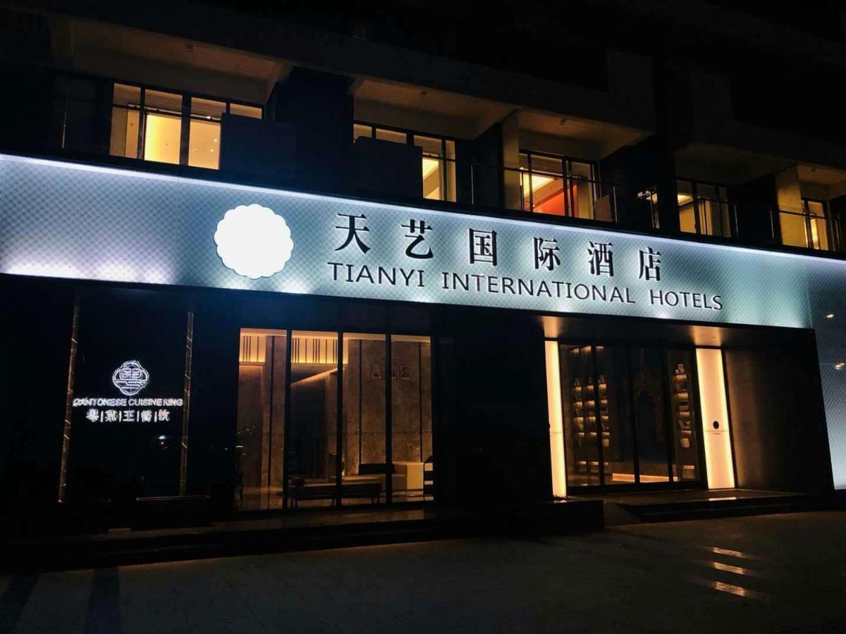 Tian Yi International Hotel 天艺国际酒店 Phnom Penh Bagian luar foto